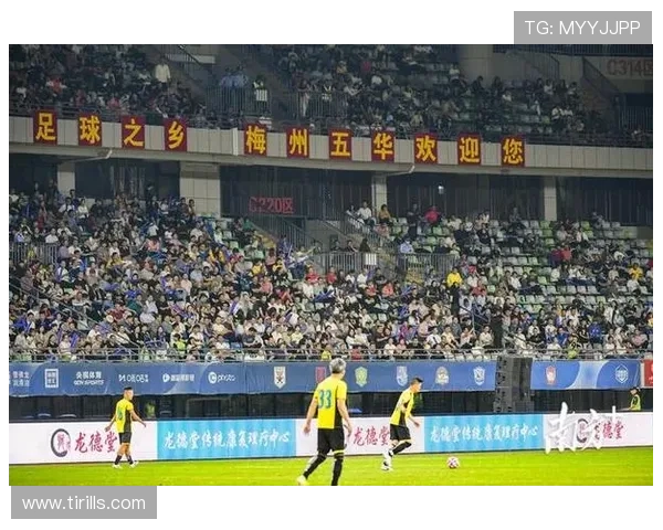 足球明星们的珍贵合照展现友谊与荣耀的瞬间